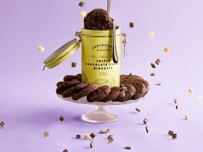 Hovedbilde Triple Chocolate Chunk Biscuits in Tin